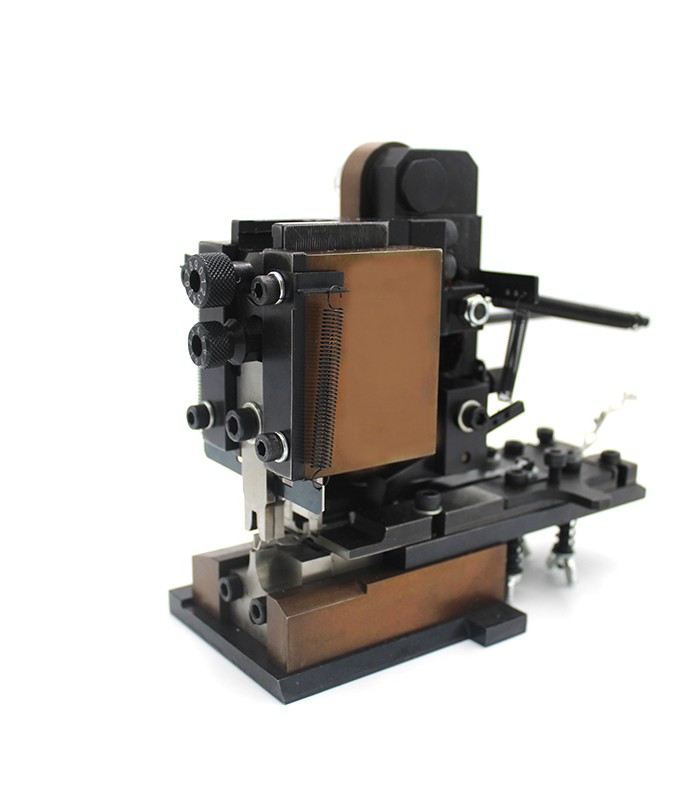 Mini applicateur mécanique à entrée verticale pour cosses isolées et pré-isolées