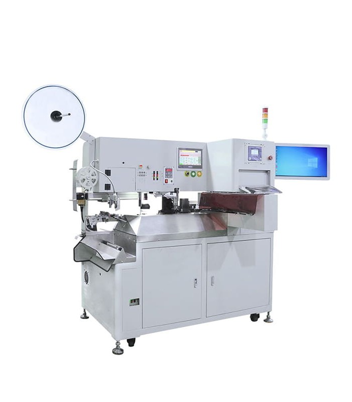 Máquina engarzadora automática, introduciendo el conector por un lado